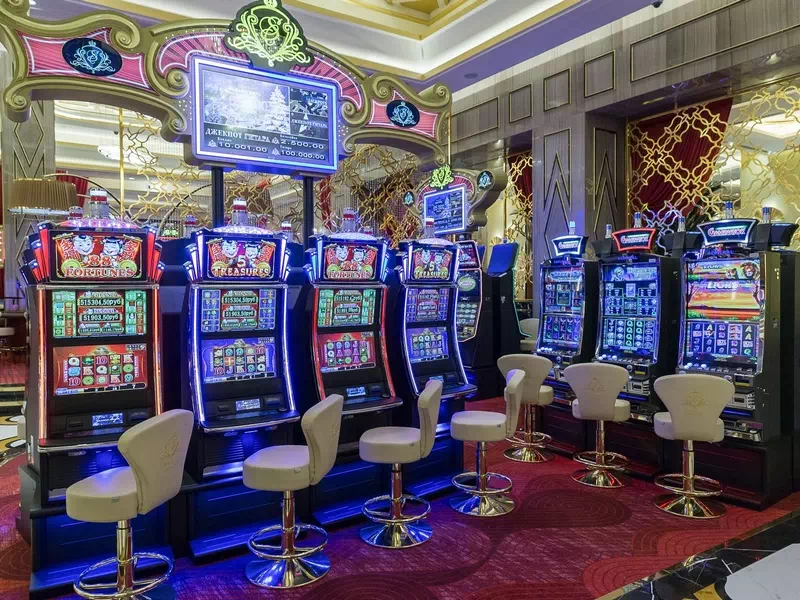 Ievērojot starptautiski atzītu kazino programmatūras izstrādātāju karstākos hītus, veidojiet konkurētspējīgu spēļu klāstu