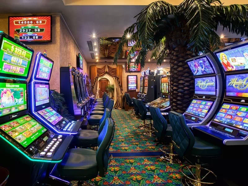 Kā mārketinga stratēģijas un bezmaksas spēļu piedāvājums ietekmē kazino operatora pozīciju