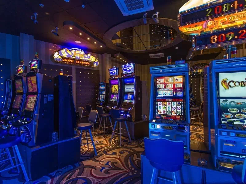 Kāpēc kazino piedāvā bezmaksas griezienus? Iemesli un priekšrocības