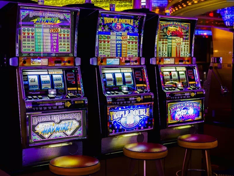 Kazino Casino777 maina, atceļ, atsauc vai noraida jebkuru piedāvājumu, kā tam uzskata, pret jebkuru spēlētāju