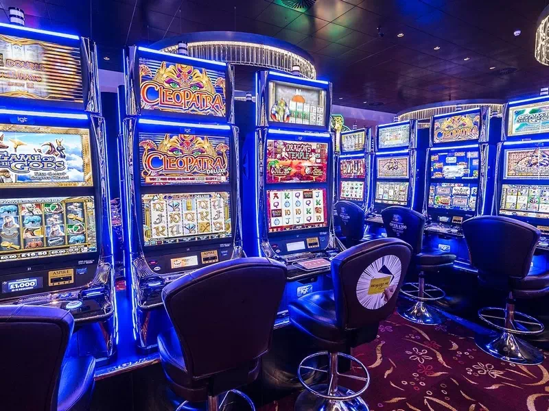 Kazino viesmīle iemet automātā monētu, kas kļūst par dzeramnaudu Lasvegasā