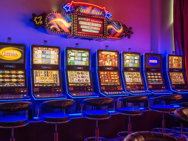 Kopējais progresīvā džekpota fonds pieaug, iemaksājot daļu no spēlētāju veiktajām likmēm kazino spēļu automātos