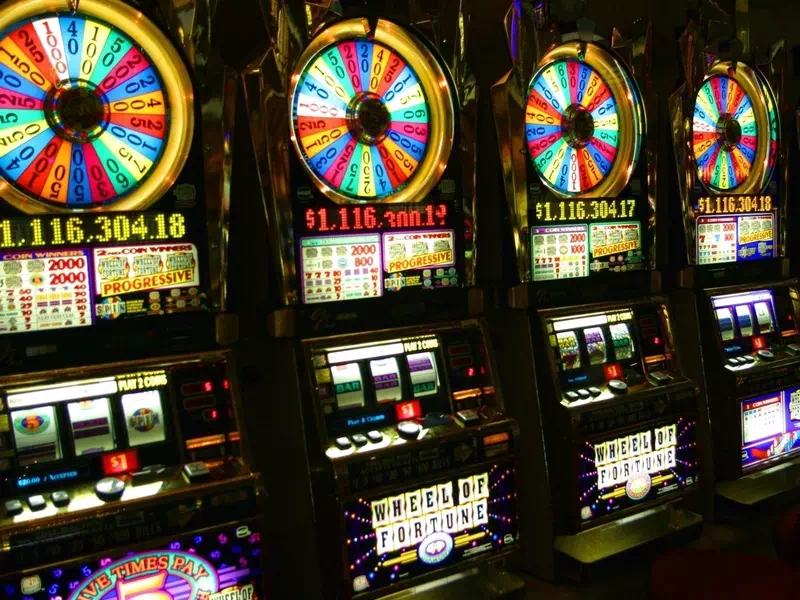 Nevienā citā kazino spēlē klients neatradīs iespēju iegūt bezmaksas griezienus, kur uzvaras potenciāls ir vairākas reizes lielāks nekā parastajos griezienos