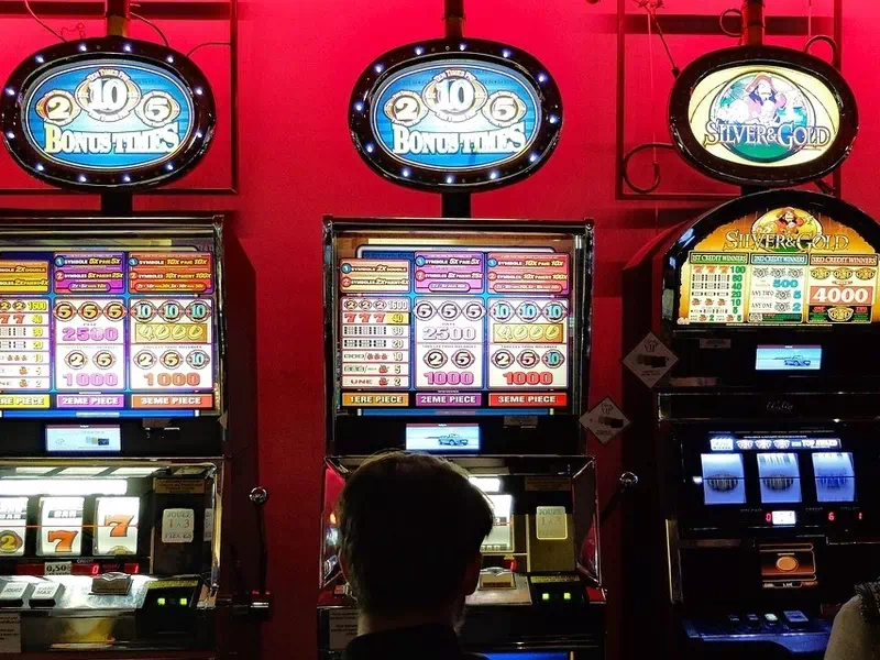 Spēlētājiem patiks 888 Casino tiešsaistes kazino spēles un uzņemšanas bonuss