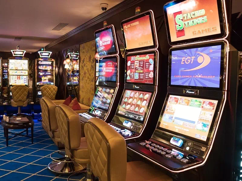 Tikumiem atbilstošu kazino tēmu noformējums un online casino dīleri, kuri ievēro etiķeti un velk formas