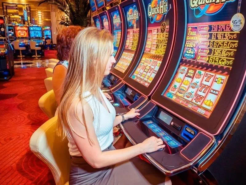Vai kazino operatori manipulē ar spēļu automātu spolēm?